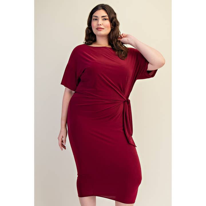 ROBE MI-LONGUE EN MAILLE GRANDE TAILLE À ENCOLURE BATEAU AVEC NŒUD DEVANT pour la vente par The Curve LA