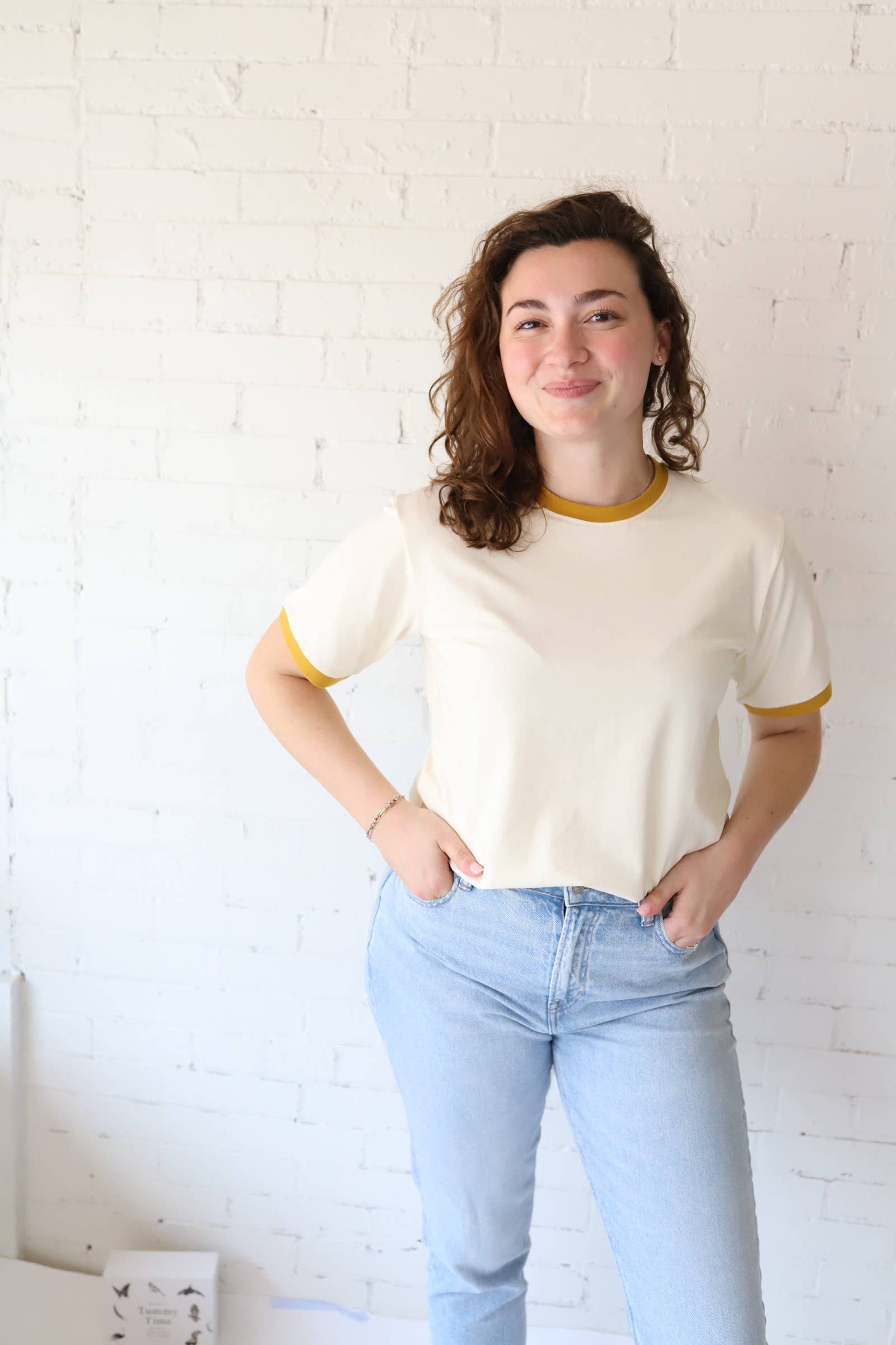 Polished Prints - Vente Chemise – femme - T-shirt classique pour femme avec bord contrasté en moutarde, T-shirts vierges1