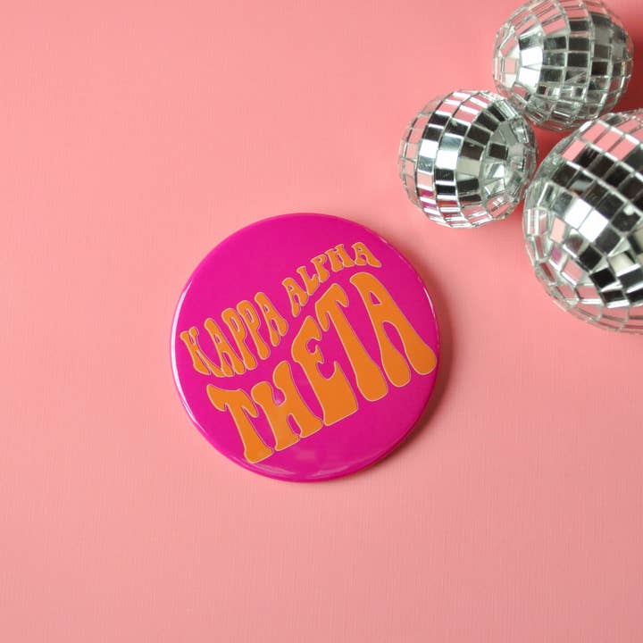 Bouton Kappa Alpha Theta Groovy pour la vente par Tailgated Co.