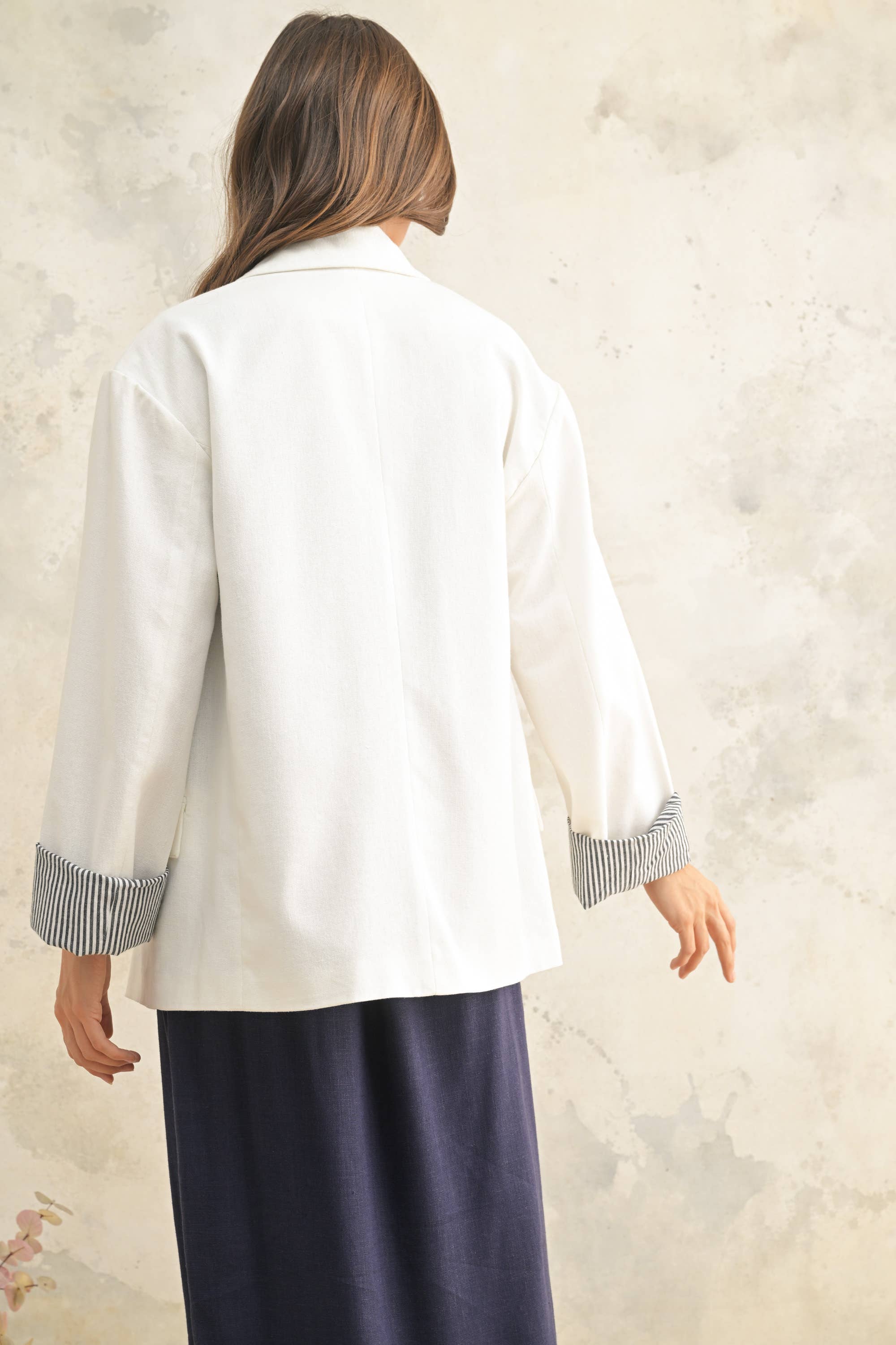 MIOU MUSE – wholesale Blazer – Women's – J4509   RAYON BLAZER WITH CONTRAST SLEEVE CUFF2