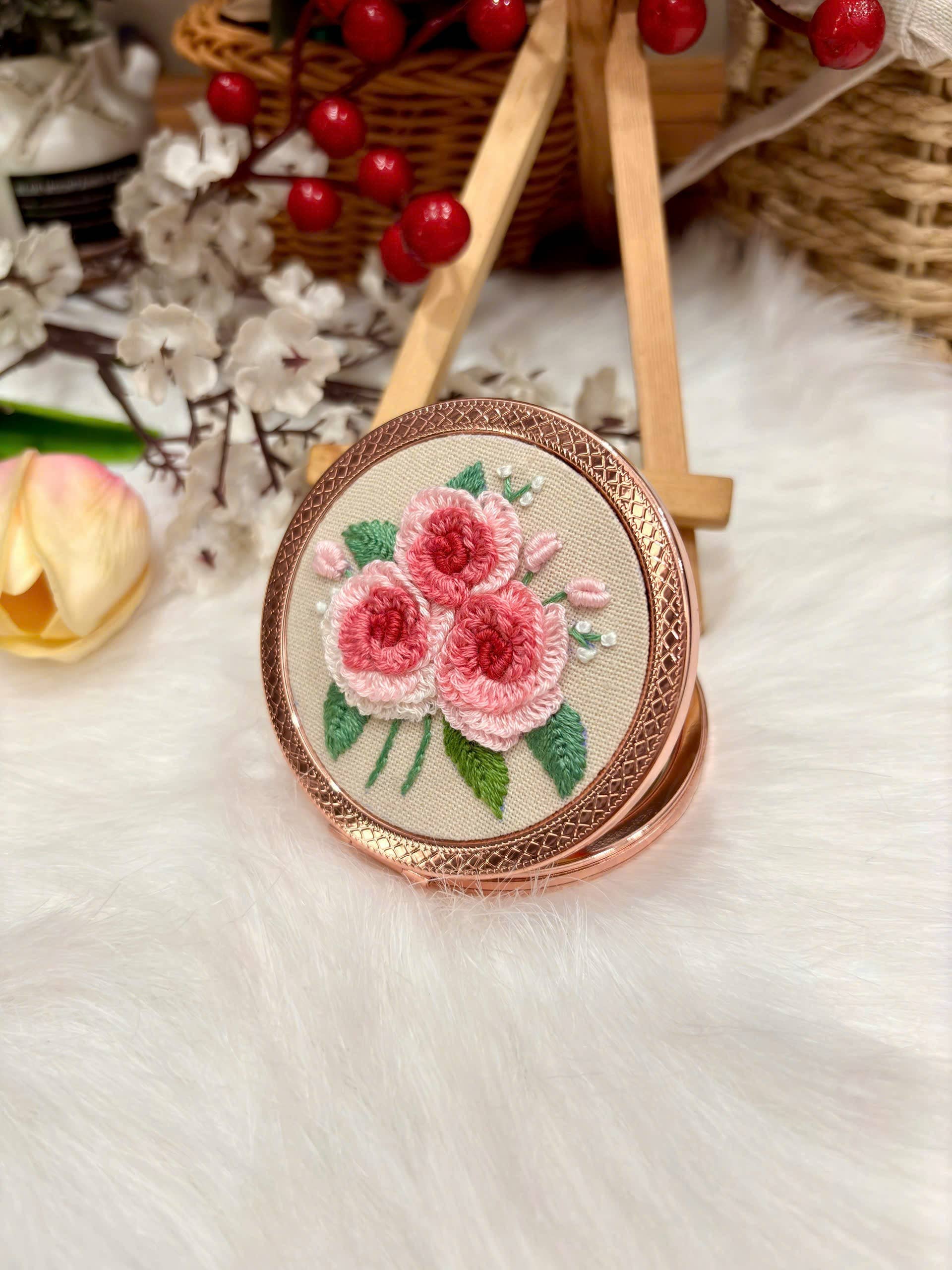 Maple Dream Store – Engroshandel Kompaktspejl – Premium Vintage Blomstret Håndbroderet Lommespejl36