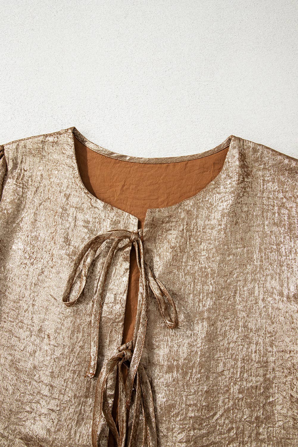 Goud Metallic Babydoll Blouse met Striksluiting aan de Voorzijde voor groothandel op Faire3