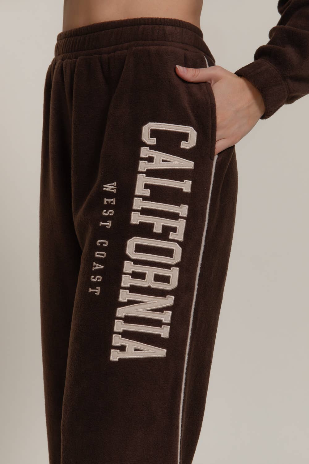 Active Basic | Active USA – calças de treino - Mulher por atacado – Calças de Fato de Treino com Detalhe de Vivo e Bordado de Perna Larga3