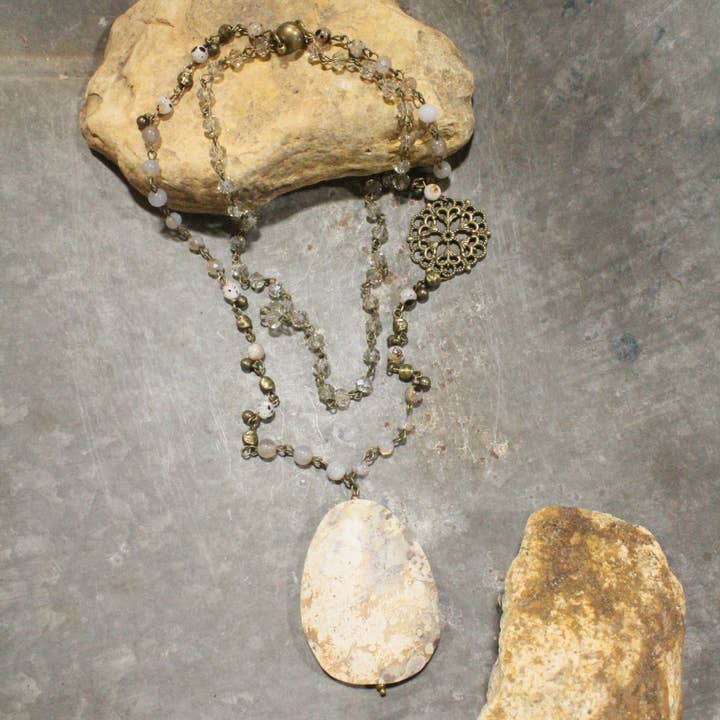 Collier Bohème à Gouttes en Pierre Ancienne à Couches pour la vente par The Primitive Peddler, Inc.
