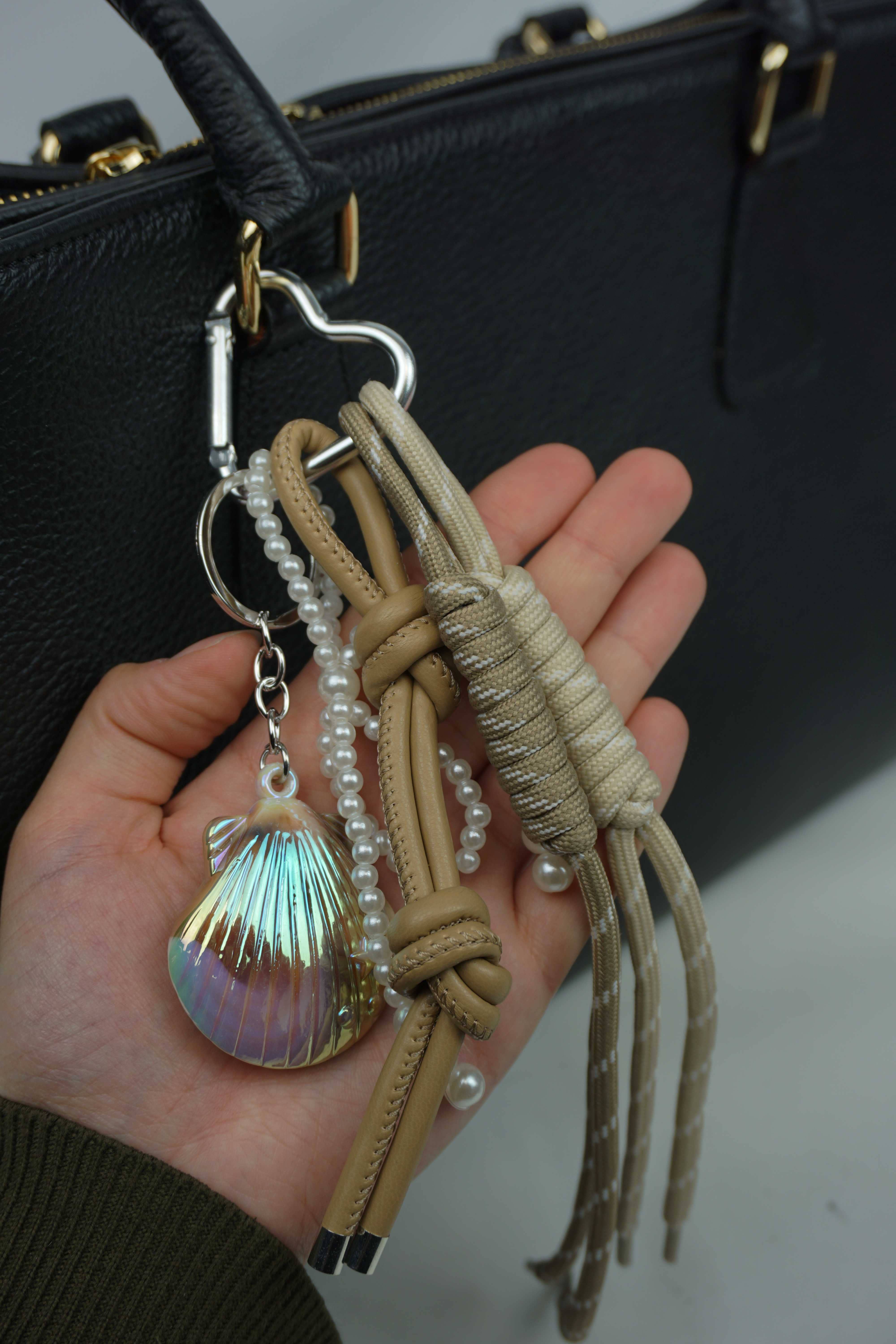 Anais - Wholesale Keychain - Women's - Grigri keychain shell7