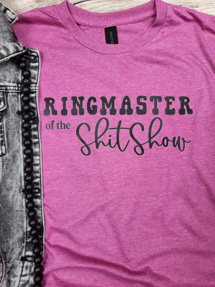 Ringmaster of the Sh*tShow Tee für den Großhandel von Wanderlust Designs Wholesale
