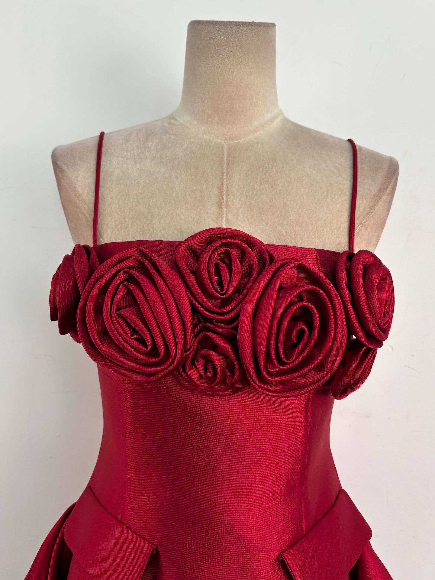 Amourique – Engroshandel Kjole - Dame – Red Ruby Couture mini kjole med rosedetaljer1