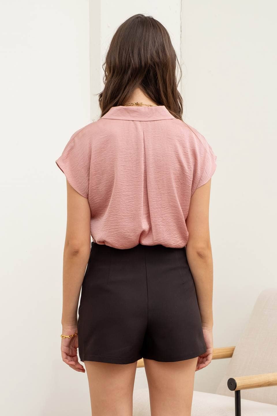 The Workshop Studio – Blusa - Mulher por atacado – CAMISA TEXTURIZADA COM OMBROS CAÍDOS, GOLA E BOTÕES33