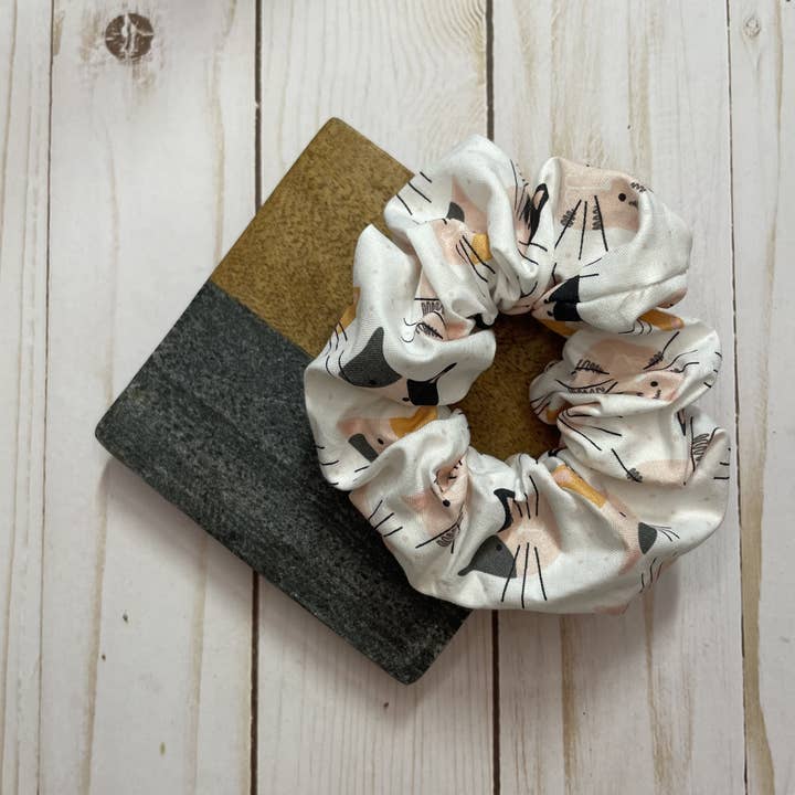 Vit med rosa katter Handgjord Scrunchie för wholesale av QuietJoy