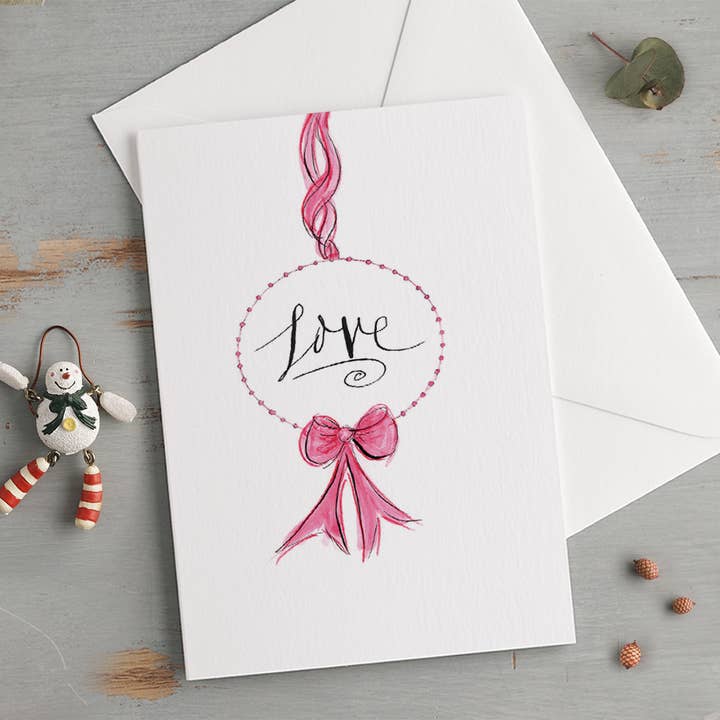 Gabrielle Solly Illustration – Großhandel Weihnachtskarte – Christmas Love Weihnachtskarte mit Weihnachtskugel und Schleife im Vintage-Stil, Rot
