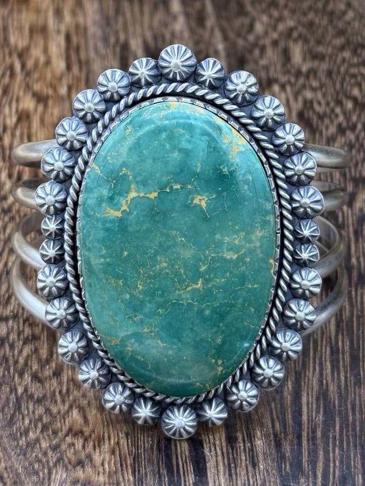 Pulsera de puño de plata esterlina hecha a mano por nativos navajos con turquesa Royston de aspecto antiguo. para venta al por mayor de Native City Jewelry