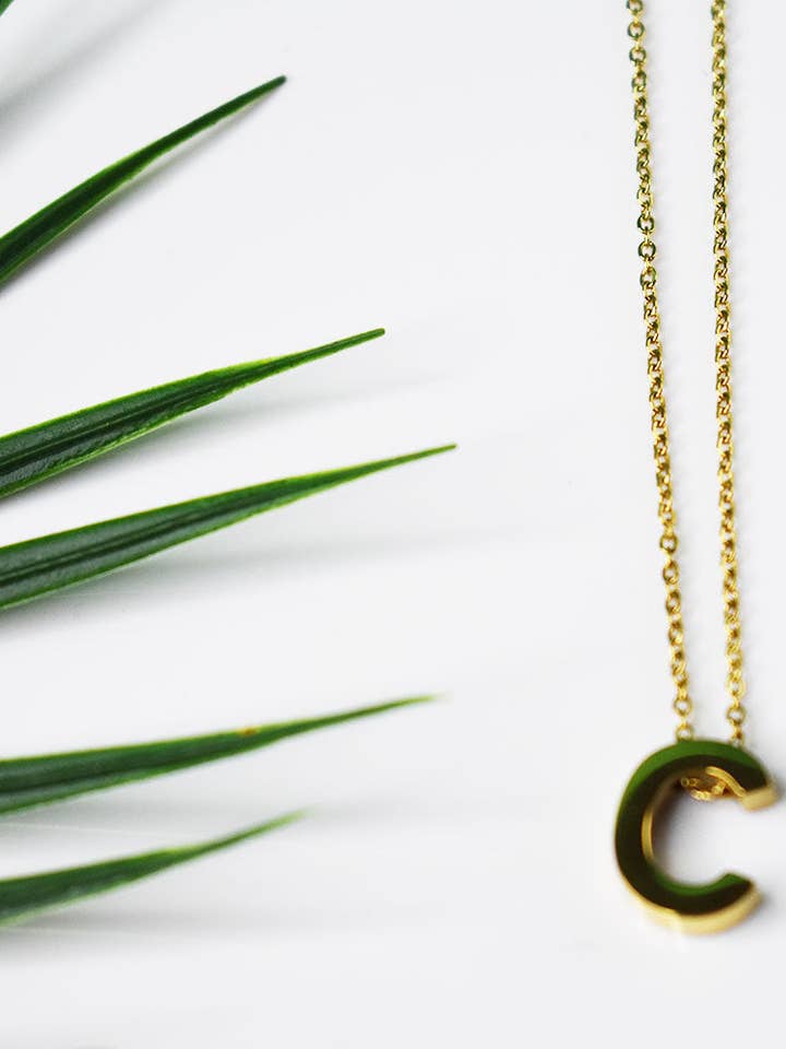 Collier à pendentif initiale C pour la vente par Feline Jewelry Studio Universe