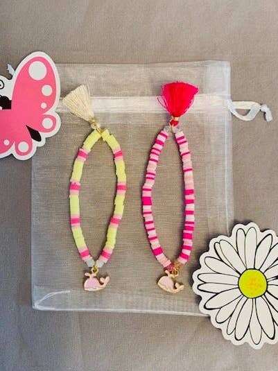 Bracelet en perles de baleine rose pour enfants pour la vente par Whitney & Willow Collection