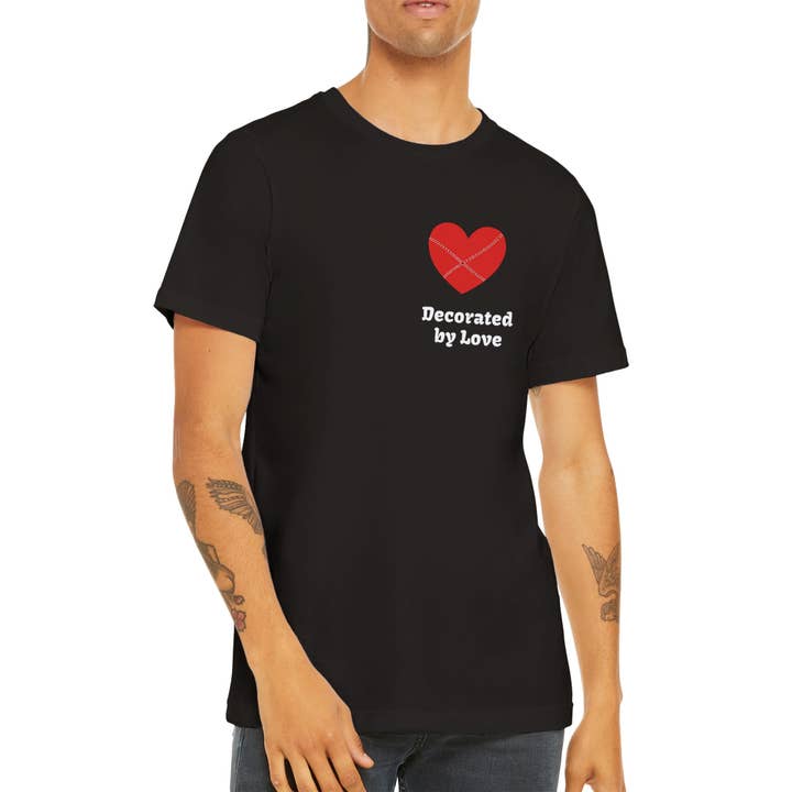 T-shirt elegante com motivo de coração, mostrar amor com coração vermelho no peito por atacado de Picatshirt
