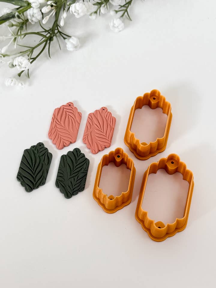 Vintage geschulpte vorm met boorgidsen polymeerklei snijder PCC1713 voor wholesale door Tera Clay