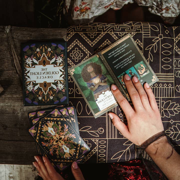 Magick and Mediums – Material de meditação por atacado – Pano de Altar Forrado a Ouro Botânico e Geométrico1