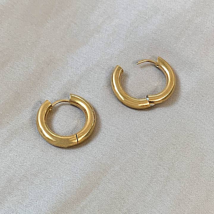 MAI DESIREE – wholesale Hoop-örhängen – FELICE GULD CHUNKY SMÅ HOOP-ÖRHÄNGEN3