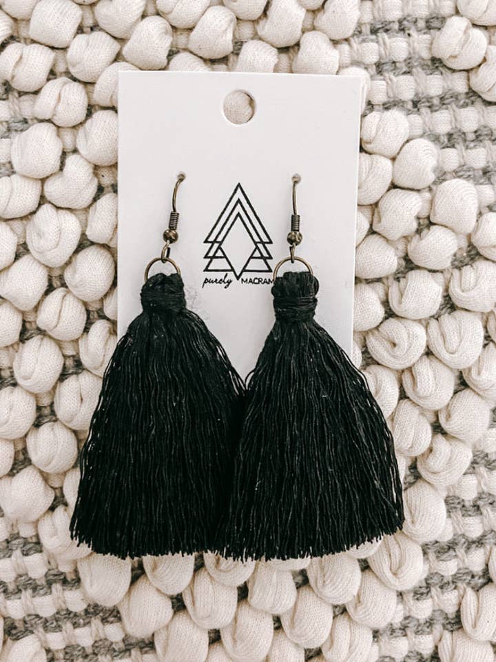 Boucles d'oreilles à pompon noir pour la vente par Purely Macrame