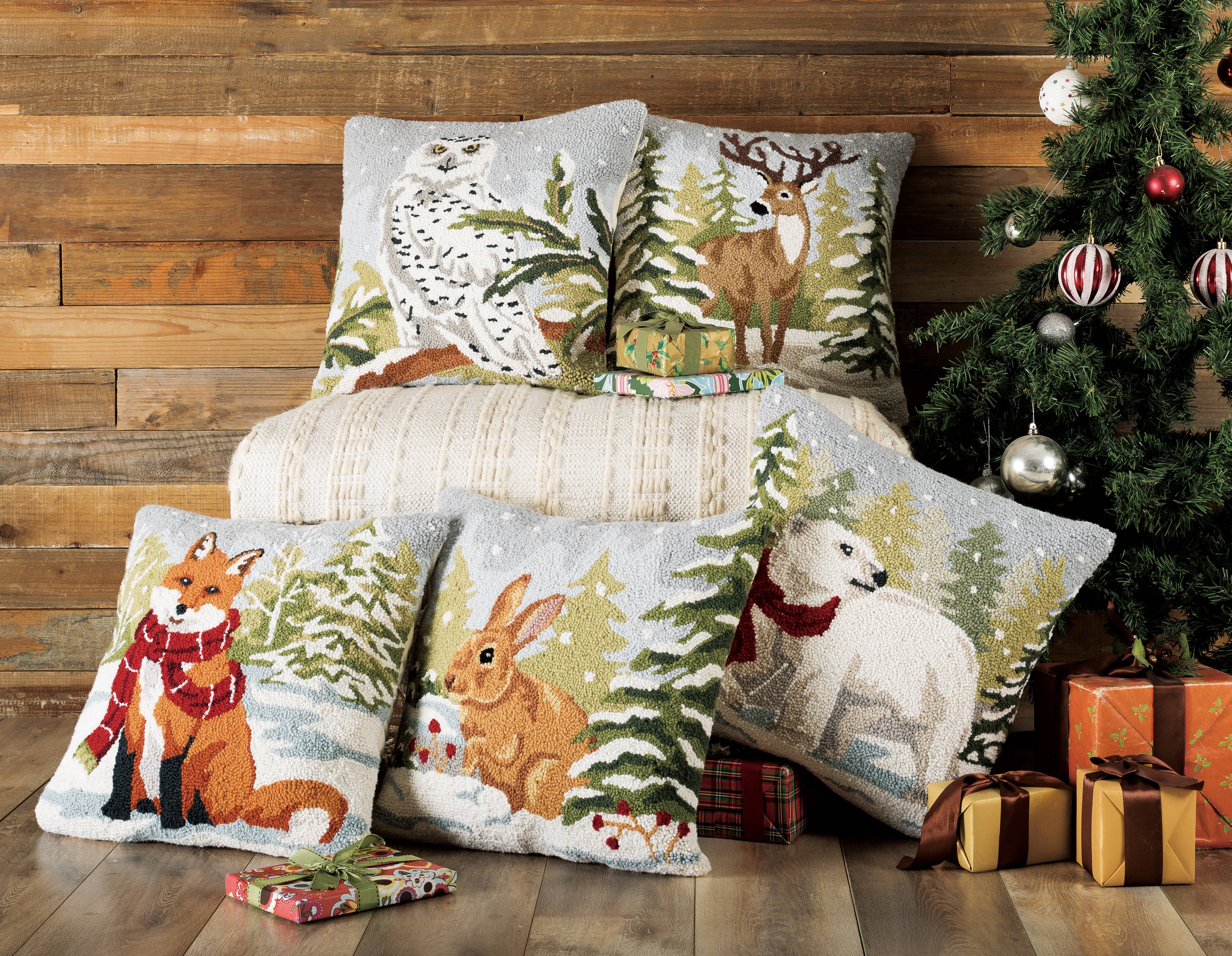 Peking Handicraft – wholesale Throw/decorative pillow – Snowfall Deer Hook Pillow2