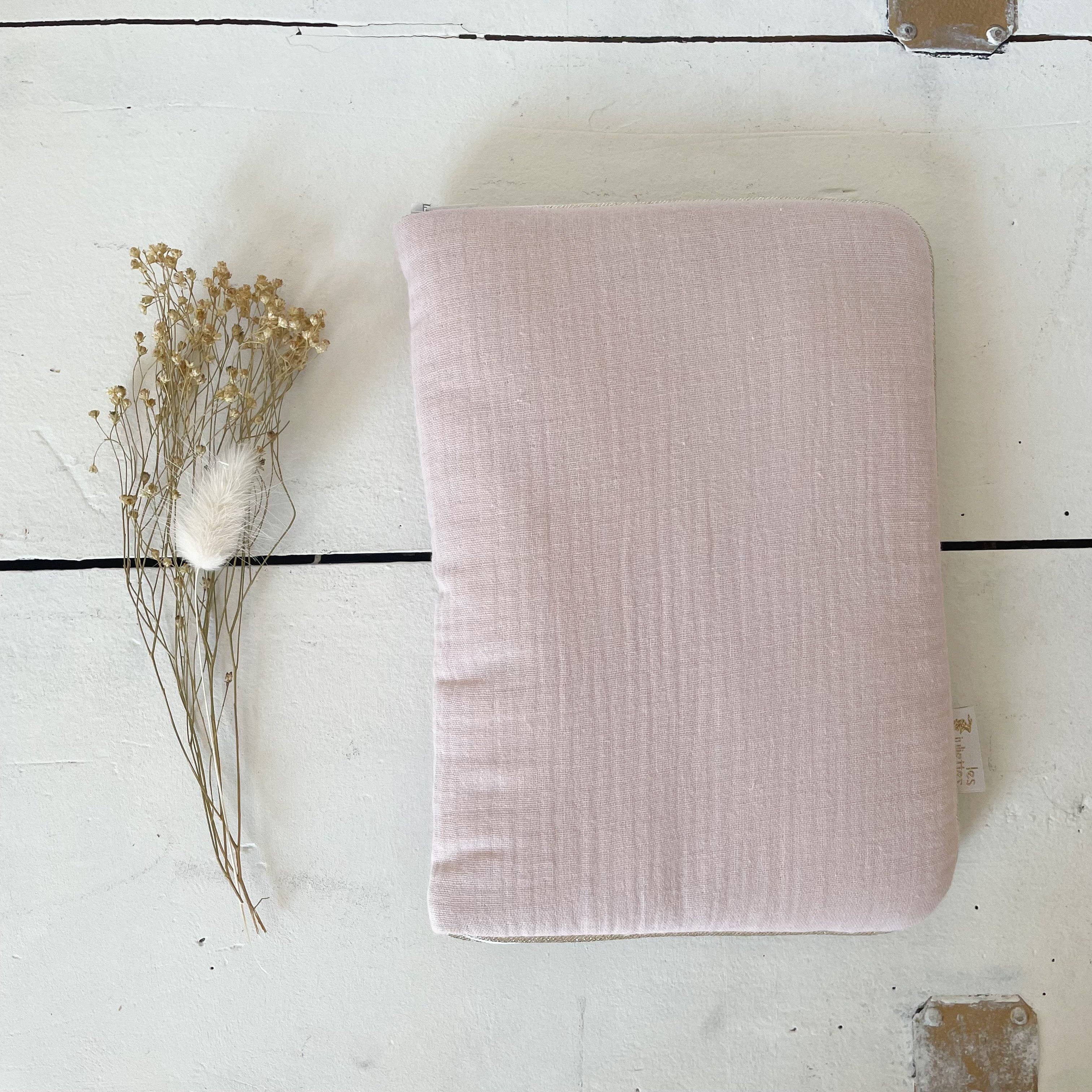 Les Juliettes Paris – Großhandel Tagebuch – Schwangerschafts- & Stillmode – GESUNDHEITSHEFT-HÜLLE Puderrosa1