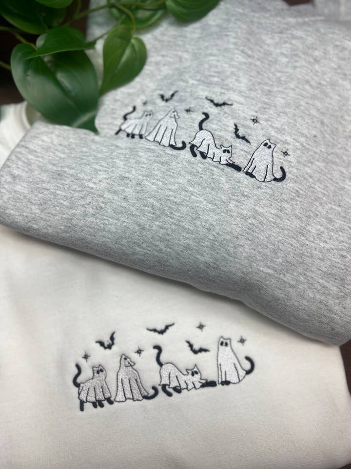 Sweatshirt brodé "Chats fantômes" pour la vente par Peachy Threads