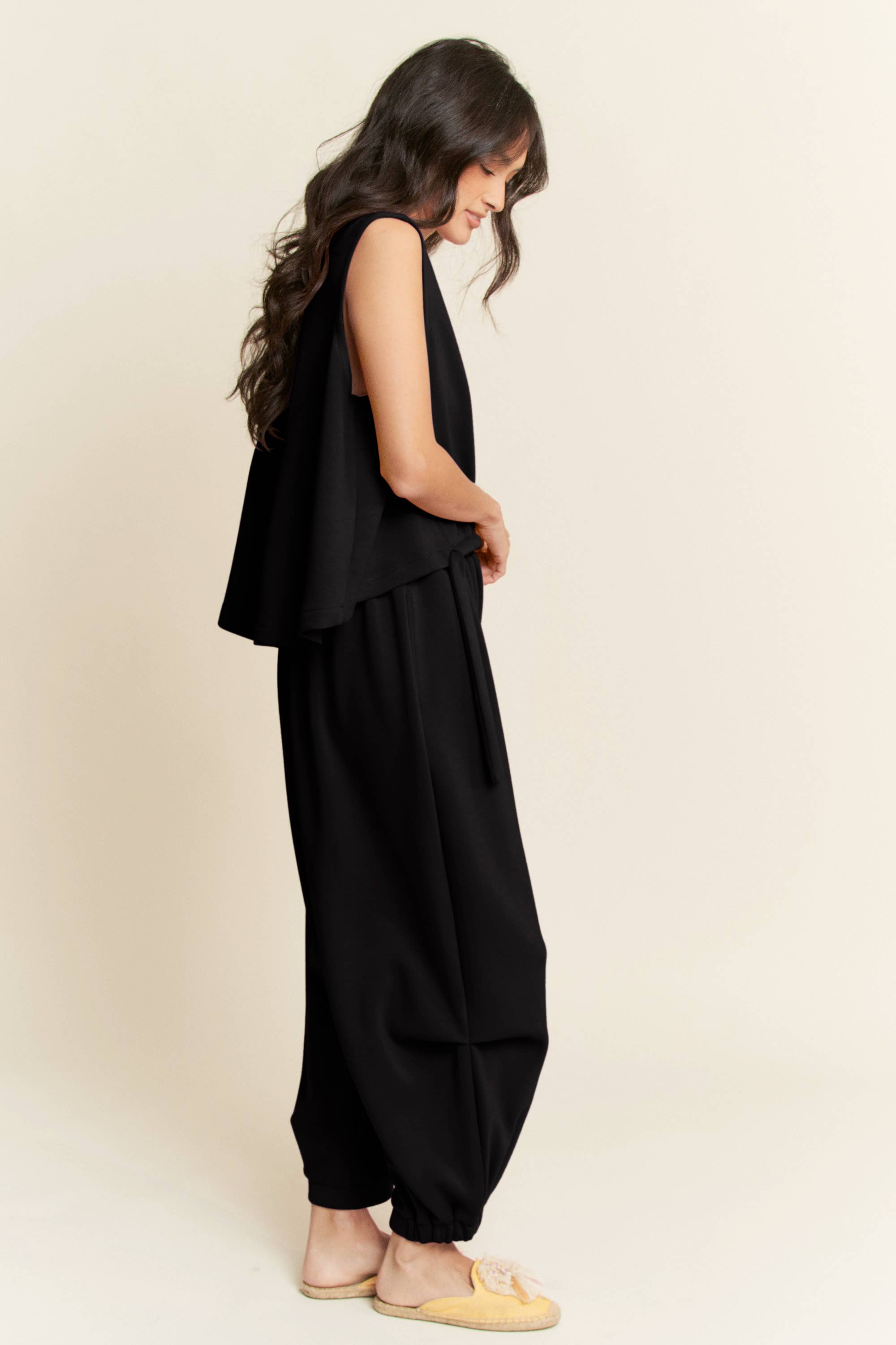 Davi & Dani - Vendita all'ingrosso Pantalone - Donna - SET DI PANTALONI IN TINTA UNITA CON SCOLLO ROTONDO E CINTURA9