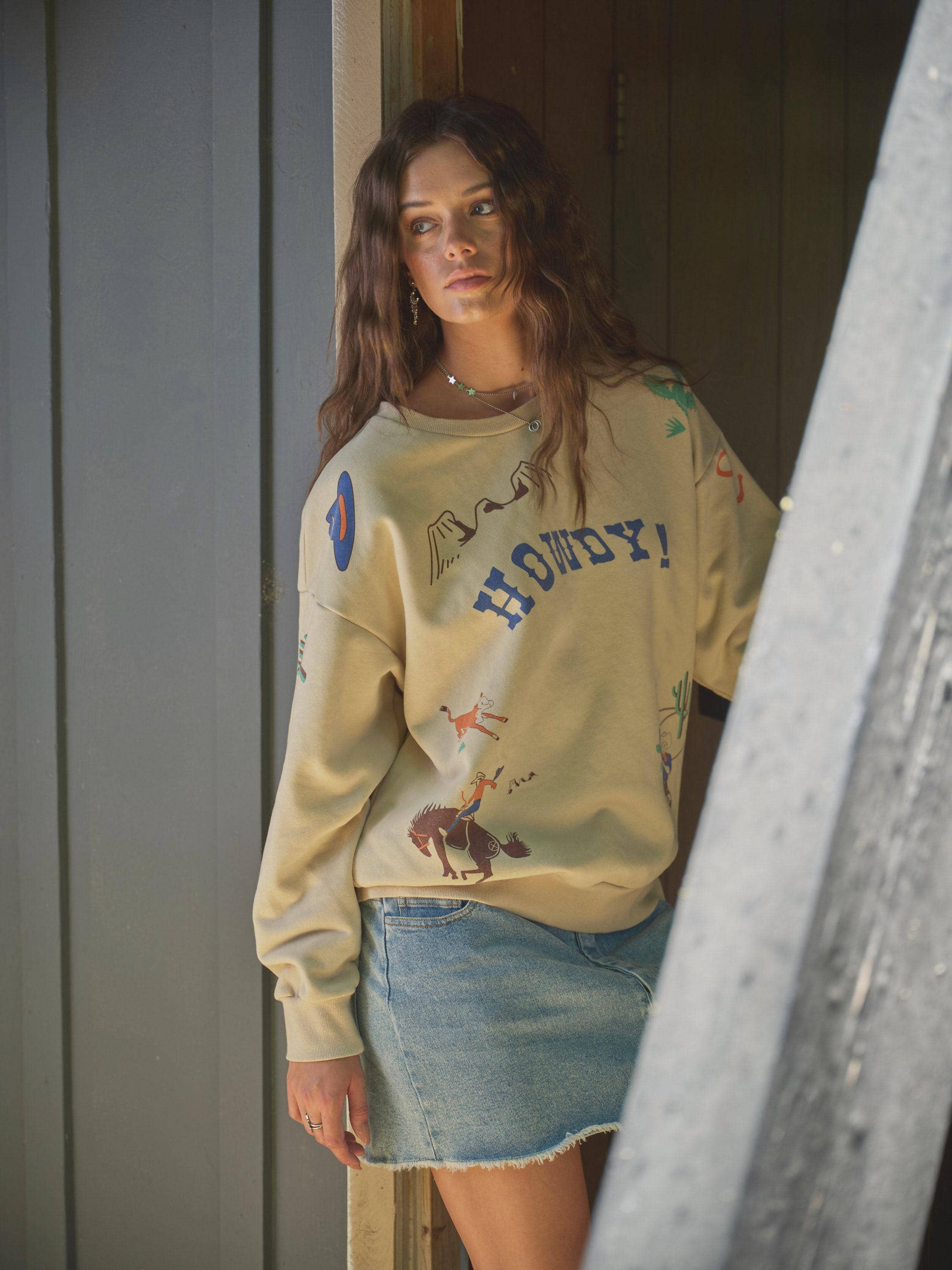 TAUPE 36146T - Western Sweatshirt med Howdy-grafik for engroshandel på Faire1