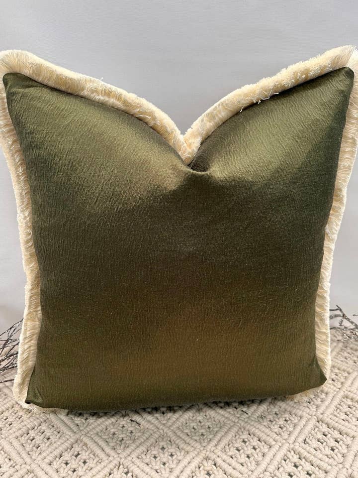 O Everest Verde com Franjas em Marfim - Estilo Nº 24 por atacado de The Couture Cushion