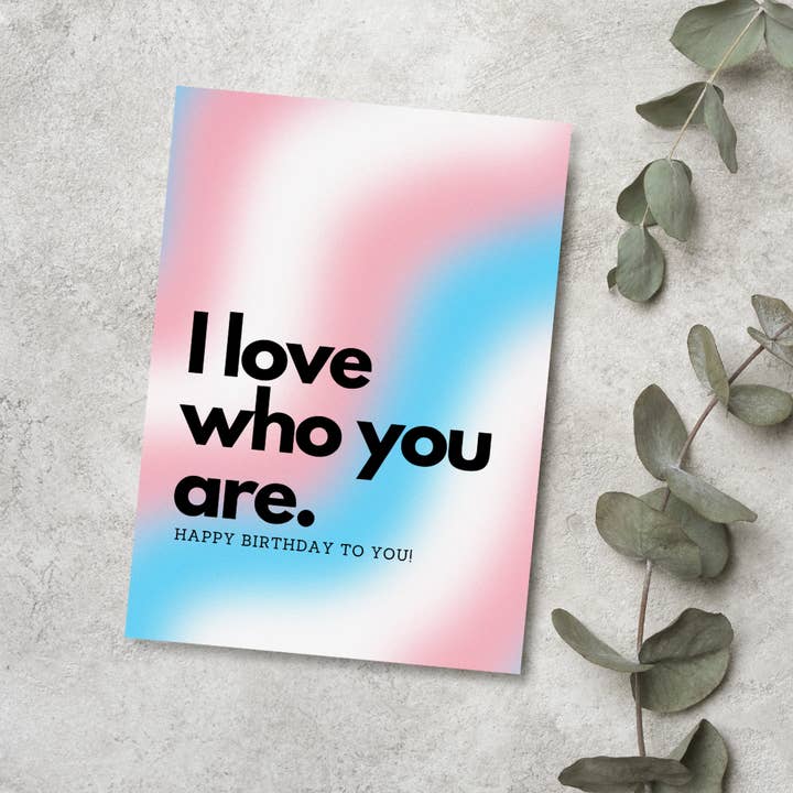 Ich liebe, wer du bist LGBTQ+ Geburtstagskarte | Premium Leinenpapier | Trans Pride Karte für den Großhandel von JoeyPrints