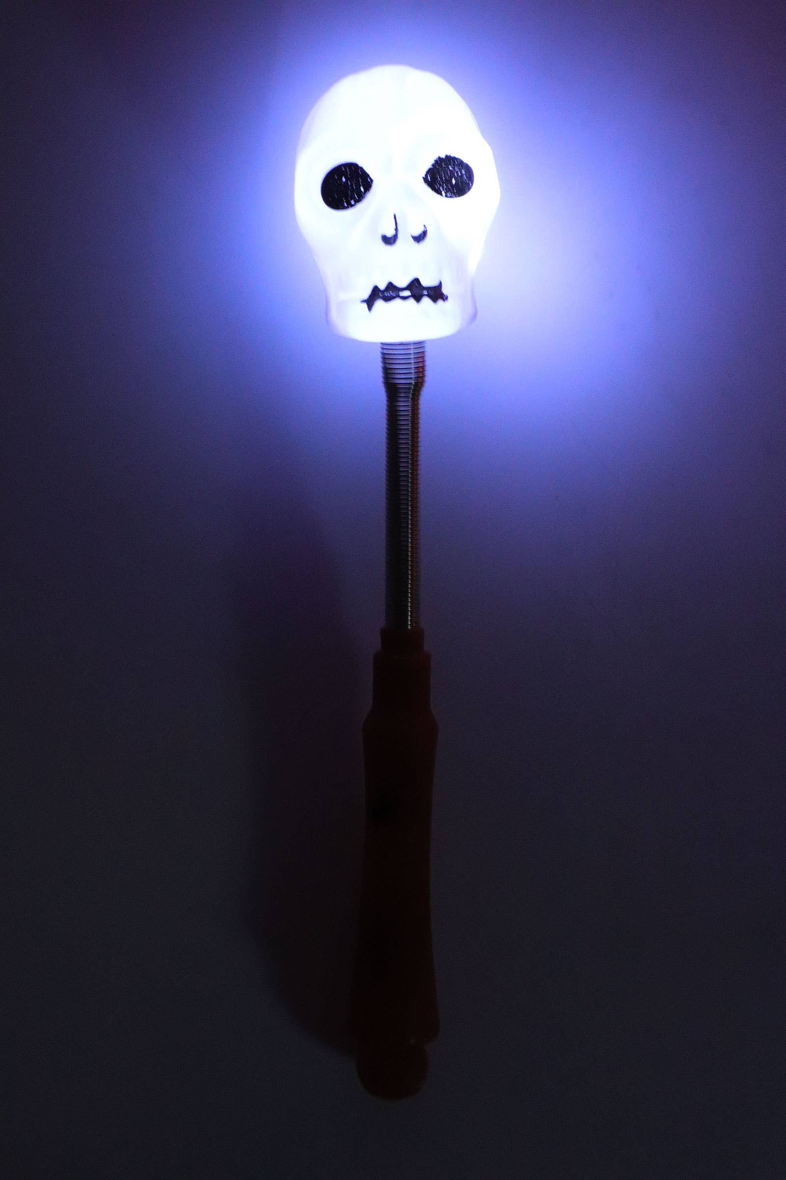 ASSORTI Baguette lumineuse à LED avec tête de Halloween suspendue sur ressort en vente sur Faire13