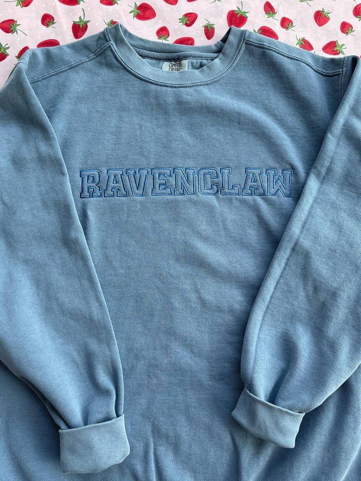 Ravenclaw Broderet Crewneck sweatshirt eller tee for engroshandel hos Splendid Threads Co