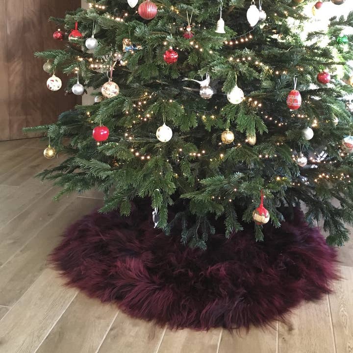 Wildash London – wholesale Julgransmatta – Ultimate Christmas Tree Kjol | Isländsk fårskinn Burgundy2