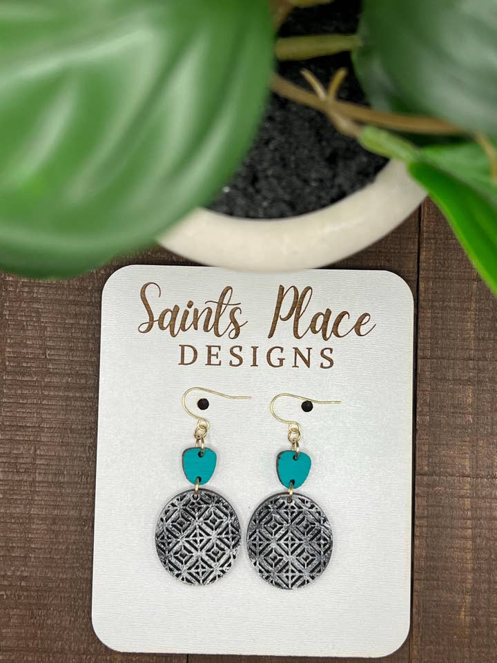 Pendientes colgantes de disco de celosía bohemia chic para venta al por mayor de Saints Place Designs