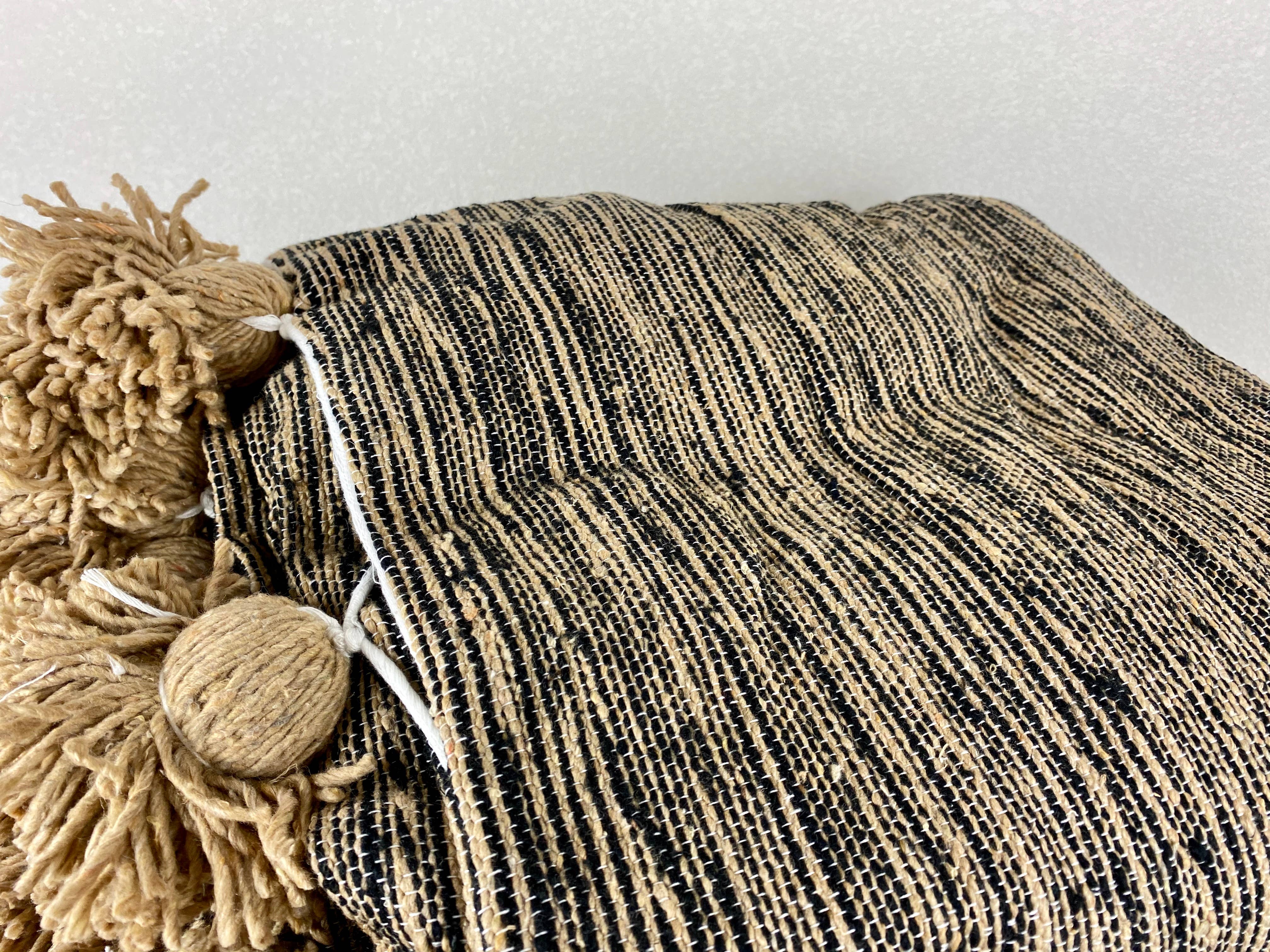 Eclectic Collective - Venta al por mayor Mantas de sofá - Manta de pompón en color marrón y negro4