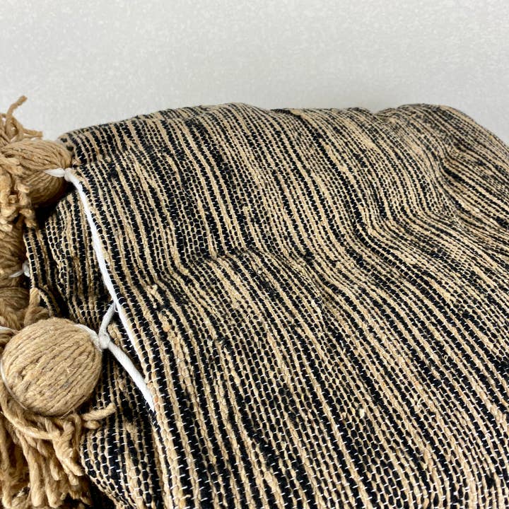 Eclectic Collective - Venta al por mayor Mantas de sofá - Manta de pompón en color marrón y negro4