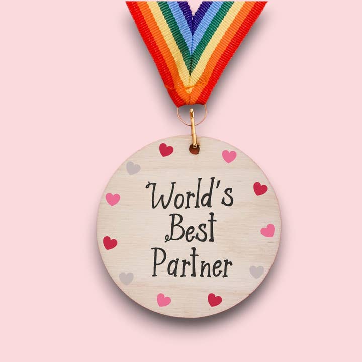 Verdens bedste partner trykt træmedalje for engroshandel hos Dios Designs