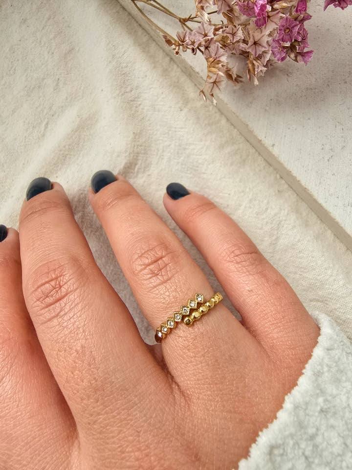 Anello Dainty per la vendita all'ingrosso da parte di What Goes Around