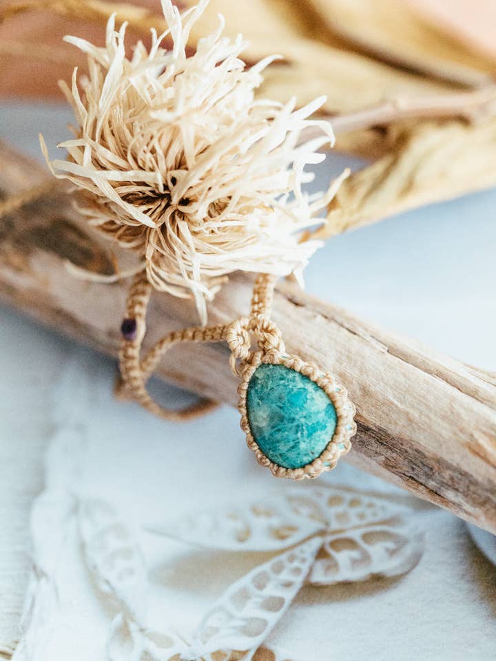 Tear Drop Chrysocolla vedhæng med ametyst perler- Macramé Cord for engroshandel hos Meelah Collections