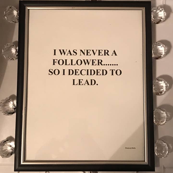 Foto y marco Diamond Bella: cita «Nunca fui una seguidora» para venta al por mayor de Diamond Bella