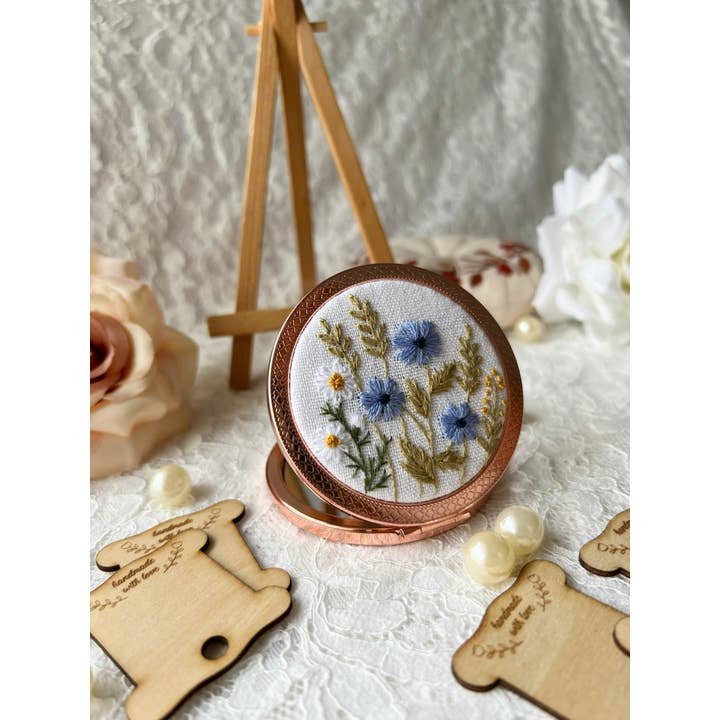 Maple Dream Store – Engroshandel Kompaktspejl – Lomme-spejl med vintage blomstermotiv, håndbroderet20