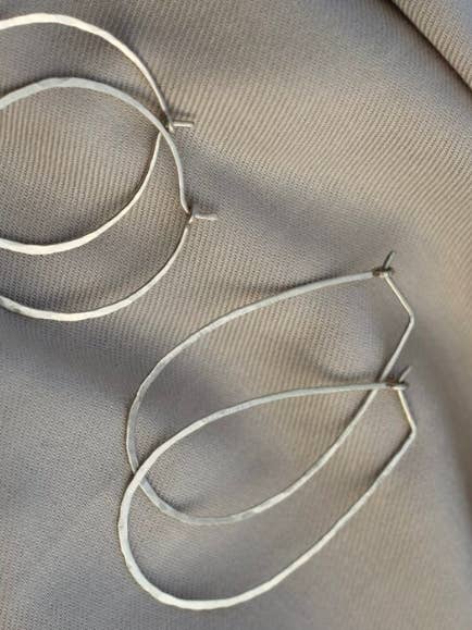 Boucles d’oreilles minimalistes martelées à la main pour la vente par Musa Mundi