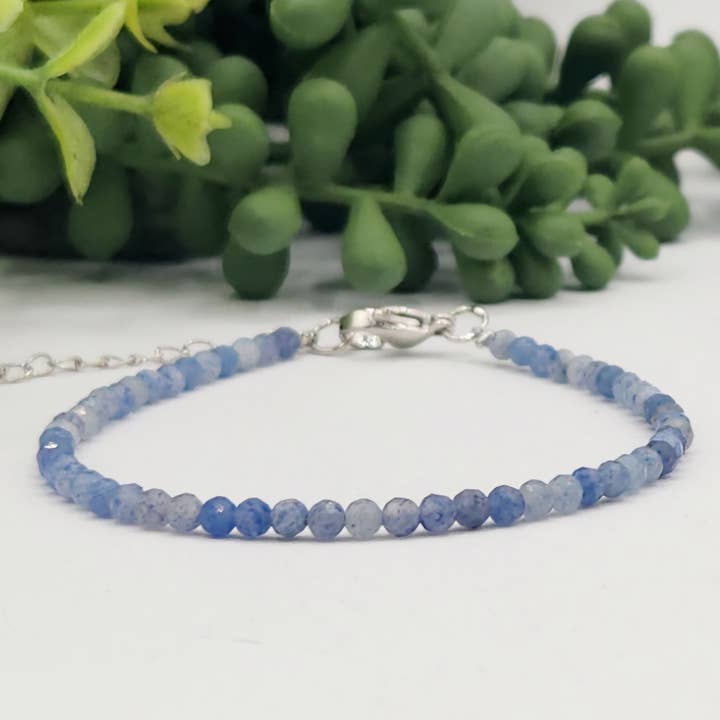 Meraki Gemstones - Vente Bracelet de perles - Bracelet en Aventurine Bleue Facettée 3MM avec Fermoir Couleur Argent0