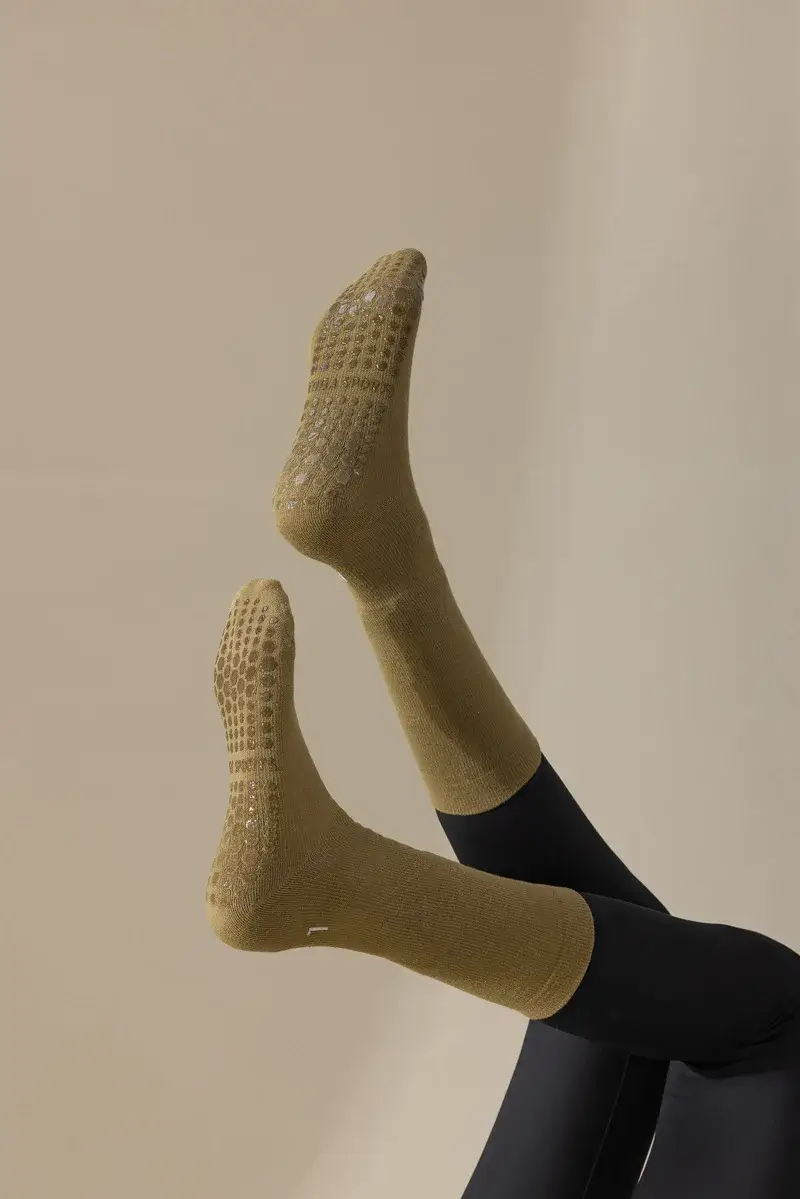 Mescola 9 colori Calze antiscivolo per yoga e pilates in vendita all'ingrosso su Faire13