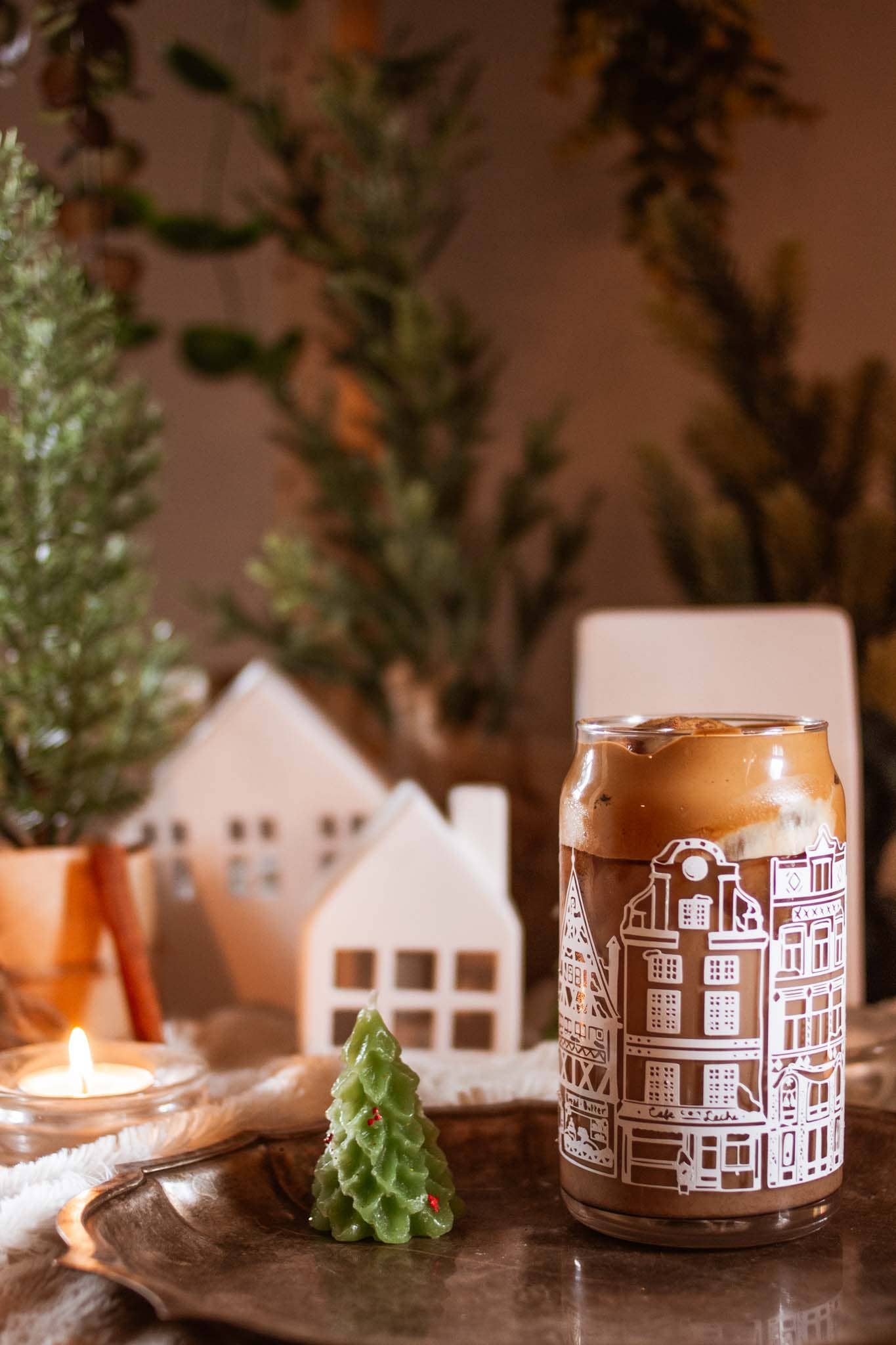 Cheerware – wholesale Dricksglas och koppar – Winter Village 16 oz Can Glass | bokhandel, bageri & café1