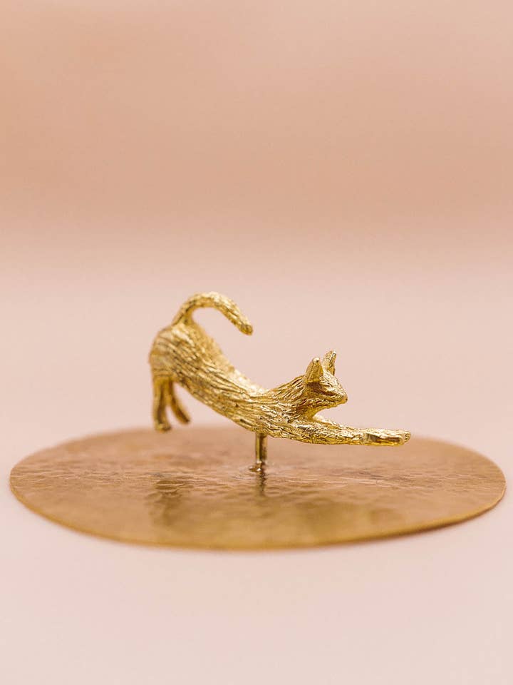 Sculpture en forme de chat endormi pour la vente par Câpâ