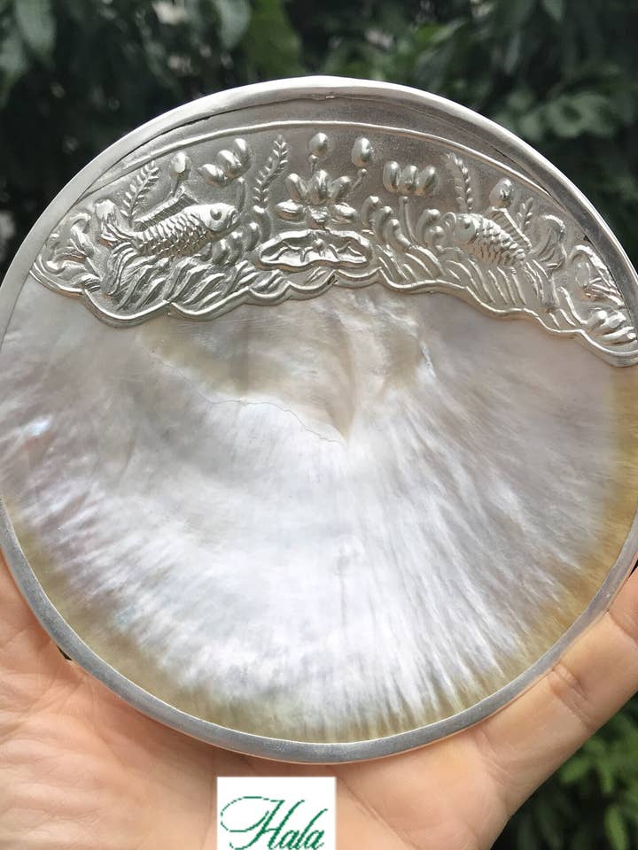 Runder Teller aus Perlmutt mit silbernem Rand, Kaviar-Set für den Großhandel von Hala Design