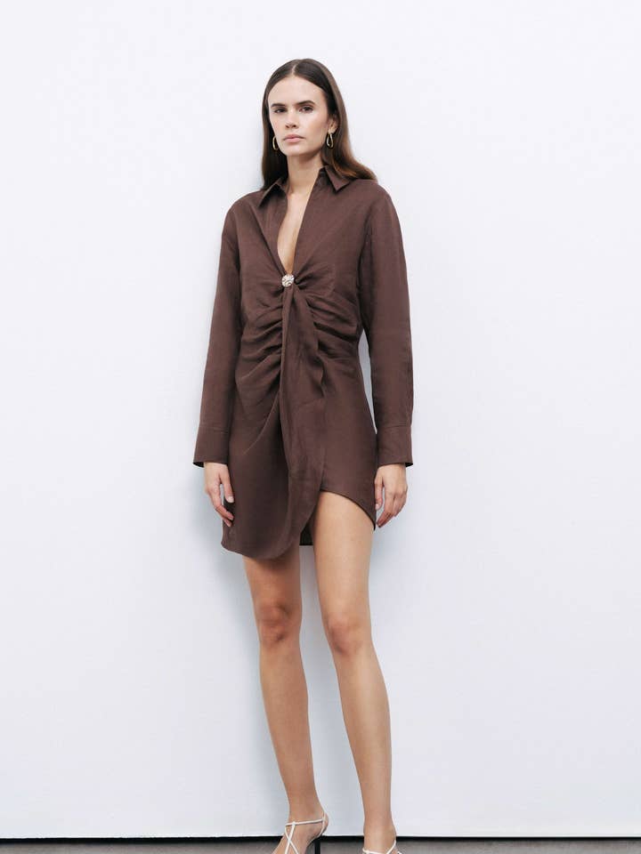 Robe courte avec détail accessoire pour la vente par NOCTURNE