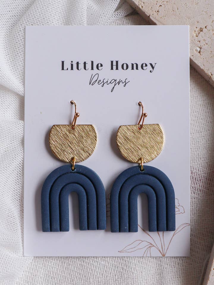 Boucles d'oreilles pendantes en pâte polymère faites à la main The Lisa pour la vente par Little Honey Designs