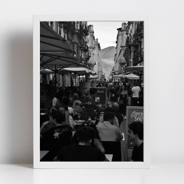 Impression photographique en noir et blanc de Via Maqueda Palermo, Sicile pour la vente par Mo & Paul Photography