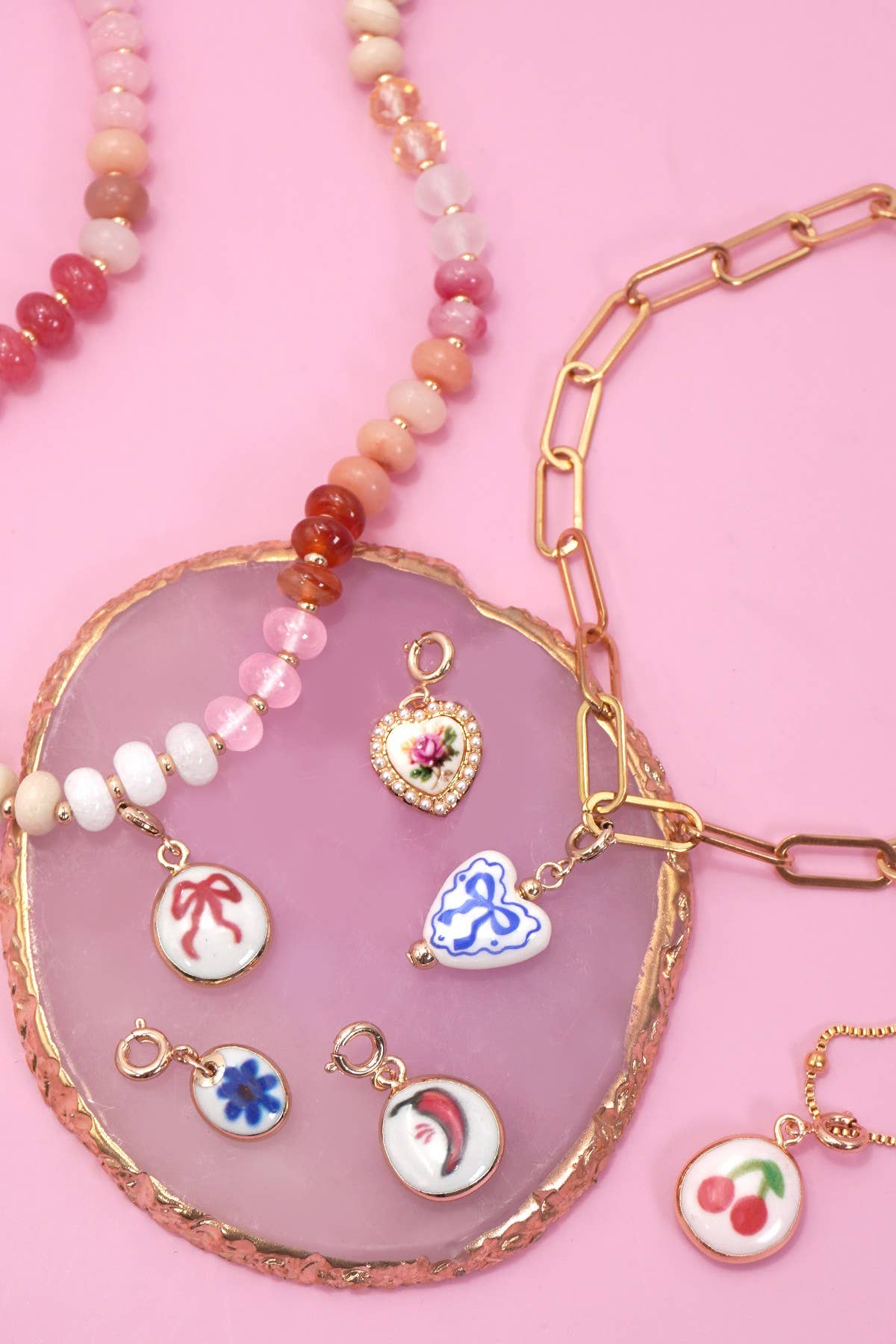 JOSSLYN by wall to wall – Engroshandel Vedhæng/charm – Charm i porcelæn med kirsebær og forgyldt fjederlås | 80CM11015